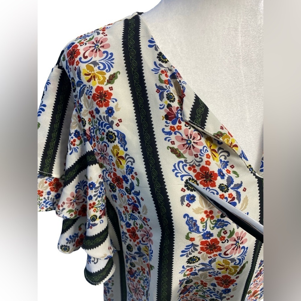 Faith & Joy Floral Blouse With Ruffle Sleeves Size  
M Pit 20 Pulls In Fabric - Picture 5 of 12